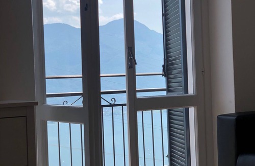 Burano Apartment | Apartment '4' with Lake View, Shared Pool and Wi-Fi