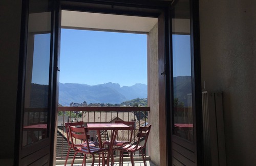 Cran-Gevrier Apartment | Cozy Apartment with Scenic Views, Just Steps from the Center