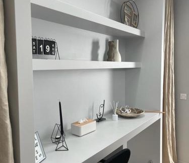 Arad Apartment | Modern Apartment 5: Highly Rated & Family-Friendly Stay