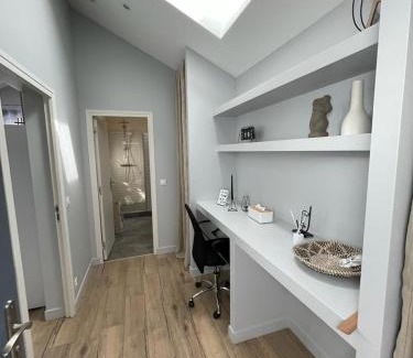 Arad Apartment | Modern Apartment 5: Highly Rated & Family-Friendly Stay