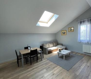 Arad Apartment | Modern Apartment 5: Highly Rated & Family-Friendly Stay