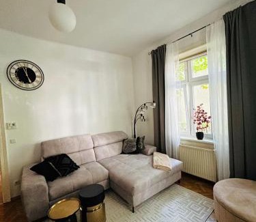 Meidling Apartment | Perfectly Located Apartment Near Schönbrunn with Free Parking