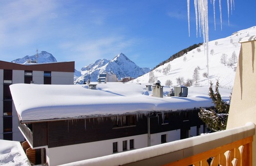 Les Deux Alpes House | Cozy Apartment for 5, Steps from the Snowfront