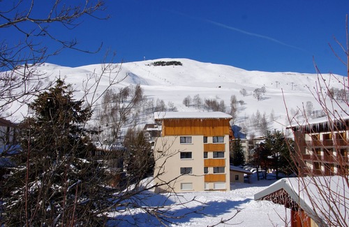 Les Deux Alpes House | Cozy Apartment for 5, Steps from the Snowfront