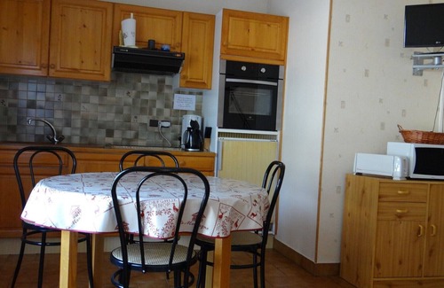 Thones Apartment | Relaxing Oceanfront Apartment with Pool & Spa Amenities