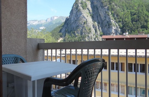 Thones Apartment | Relaxing Oceanfront Apartment with Pool & Spa Amenities