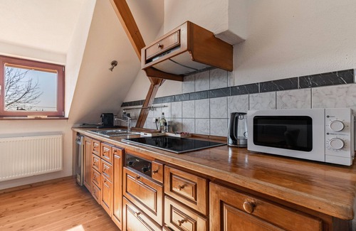 Rheinhausen Apartment | Apartment '7, 4 Schlafzimmer, Balkon' with Shared Terrace and Wi-Fi