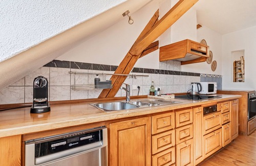 Rheinhausen Apartment | Apartment '7, 4 Schlafzimmer, Balkon' with Shared Terrace and Wi-Fi