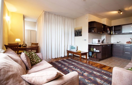 Kvartal Noviya Grad Apartment | Cozy Apartment 7 with Central Heating & Family-Friendly Perks