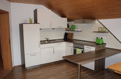 Tuntenhausen Apartment | Ideal 2-Bedroom Apartment with Kitchen and Breakfast Included