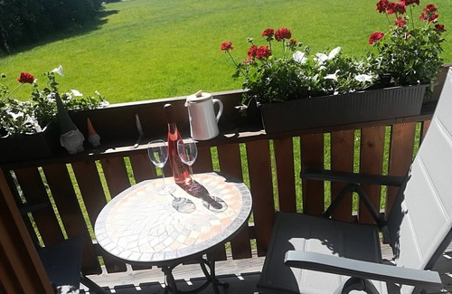 Tuntenhausen Apartment | Ideal 2-Bedroom Apartment with Kitchen and Breakfast Included
