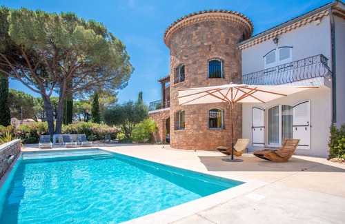 Frejus Apartment | Apartment '80m² Dans Villa' with Shared Pool, Shared Terrace and Wi-Fi