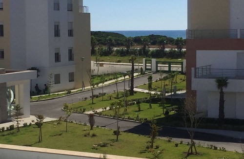 Hjar Ennhal House | Cozy Apartment Steps from the Beach with Ocean Views