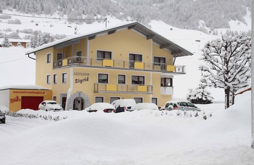 Nauders Apartment | Cozy Ocean View Apartment A at Guest House Sigrid