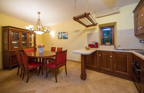 Babin Kuk Apartment | Premier Apartment A&M with Oceanfront Views & Pool Access