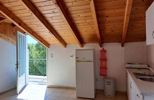 Kompi Apartment | Cozy Apartment by Peroulia Beach with Scenic Ocean Views