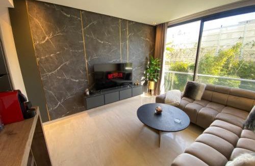 Ain Diab Apartment | Cozy Apartment Ain Edyab with Pool and Pet-Friendly Amenities
