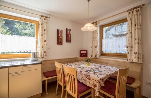 Caminata di Tures Apartment | Mountain View Apartment "Alpenrose - Mesnerhof" with Garden