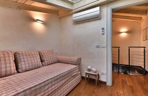 Bogliaco Apartment | Apartment 'Al Porto Vecchio' with Sea View and Wi-Fi