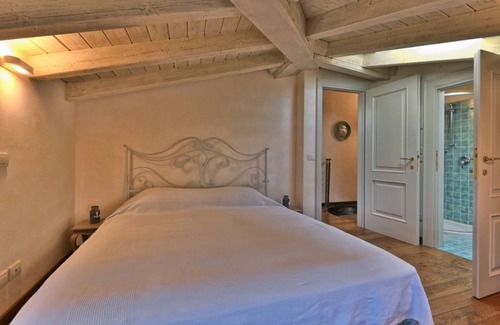 Bogliaco Apartment | Apartment 'Al Porto Vecchio' with Sea View and Wi-Fi