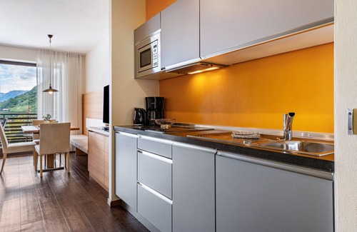 Lagundo Apartment | Explore 'Alagundis Aurum': Mountain View, Pool & Wi-Fi