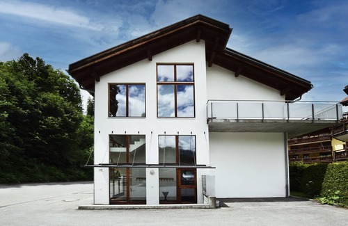 Klosters-Serneus Apartment | Cozy Apartment "Alpin 4" with Terrace & Pet-Friendly Perks