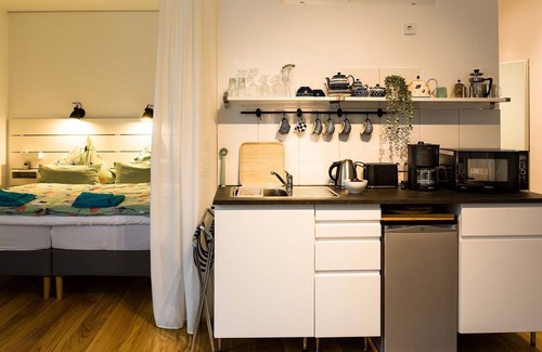 Reutlingen Apartment | Perfect Getaway: Apartment Am Apfelbaum with Balcony & Kitchen