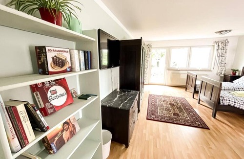 Wahren Apartment | Cozy Apartment am Auensee with Private Parking & Terrace