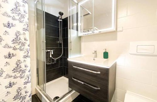 Wahren Apartment | Cozy Apartment am Auensee with Private Parking & Terrace