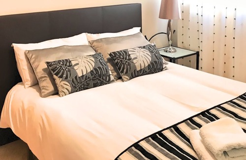 Old Town Baeza Apartment | Spacious Apartment for 8 with Pool - Stay in Baeza