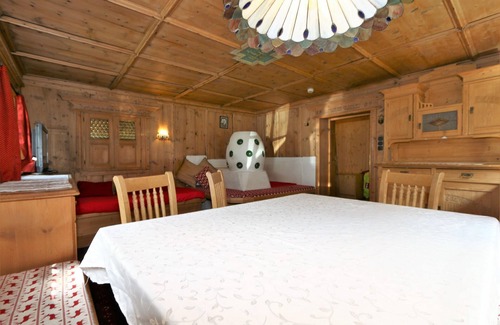Huben Apartment | Cozy Apartment with Terrace in Längenfeld - Pet Friendly Retreat