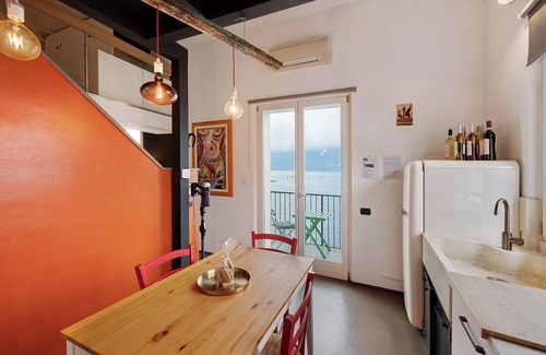 Brenzone sul Garda Apartment | Lake View Apartment 'Angolo Sul Porto' with Oceanfront Spa