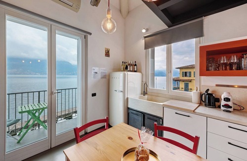 Brenzone sul Garda Apartment | Lake View Apartment 'Angolo Sul Porto' with Oceanfront Spa