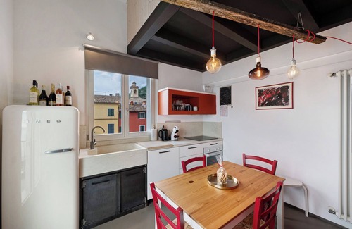 Brenzone sul Garda Apartment | Lake View Apartment 'Angolo Sul Porto' with Oceanfront Spa
