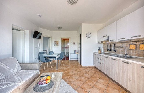 Gedici Apartment | Apartment Anita: Enjoy a Shared Pool Retreat