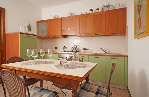 Frader Apartment | Scenic Apartment "Anna Torri" with Garden and Lake Views