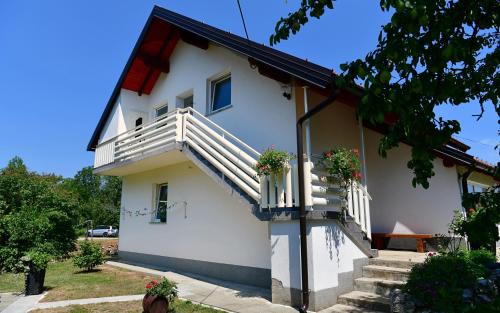 Catrnja Apartment | Family-Friendly Apartment Anna Maria with Kitchen Amenities