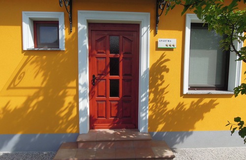 Dobova House | Cozy Apartment Antonia: Steps from Nature's Spa Retreat