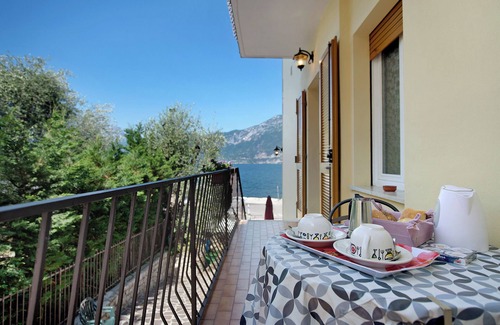 Brenzone sul Garda Apartment | Lake View Apartment 'Appartamento Marilu' with Wi-Fi & Air Con
