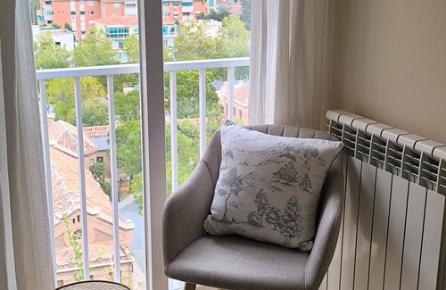 Cervantes Apartment | Apartment 'Apartamento Góngora Congresos' with Mountain View, Wi-Fi and Air Conditioning