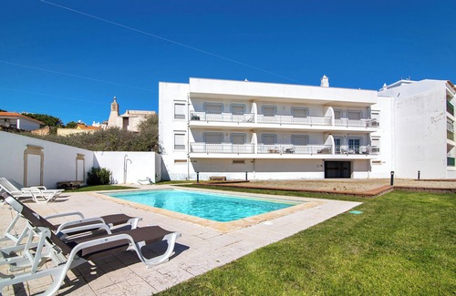 Peneco Beach Apartment | Discover Apartment 'Apartamento Rossio' with Shared Pool & Wi-Fi