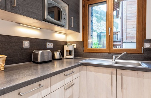 Lanslevillard Apartment | Apartment 'Appartement - Lanslevillard' with Private Terrace and Wi-Fi