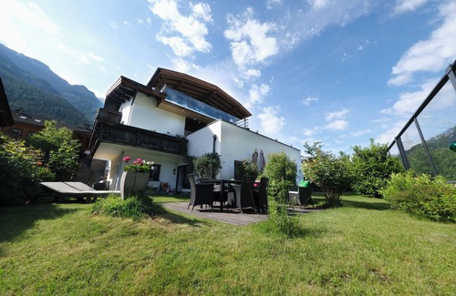 Fulpmes Apartment | Apartment 'Appartement Gletscherblick' with Mountain View, Private Terrace and Wi-Fi