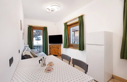 San Rocco Apartment | Mountain View Apartment "Arlecchino" with Balcony & Wi-Fi