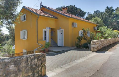 Artatore Apartment | Family-Friendly Retreat at Apartment Artatore 8022d