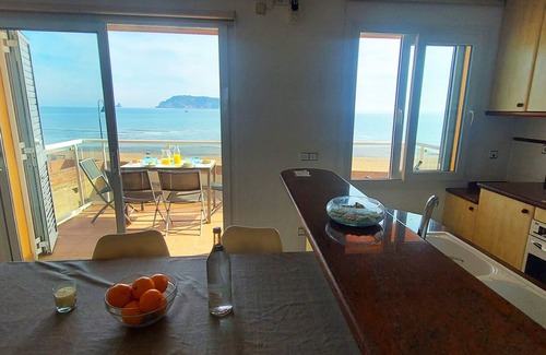 Els Griells Apartment | Artit D 1: Pet-Friendly Retreat with Ocean View & Spa