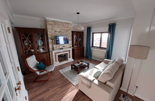 Alfragide Apartment | Convenient Apartment 15 Minutes from Lisbon with Ocean View