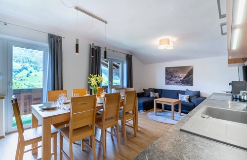 Bramberg am Wildkogel Apartment | Cozy Apartment in Salzburg with Balcony & Breakfast
