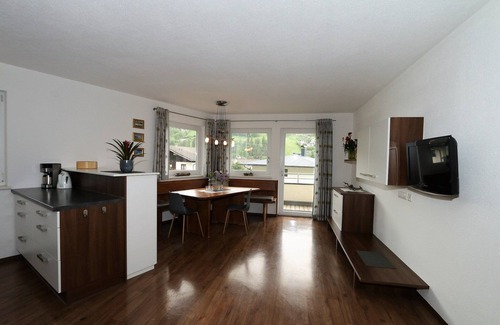 Laimach Apartment | Cozy Holiday Flat Daniela in Hippach with Breakfast & Kitchen