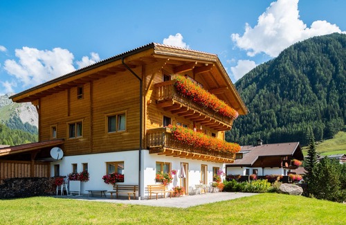 Großdorf Apartment | Scenic Apartment with Ocean View in Kals am Großglockner